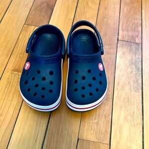 Boys Crocs size 11, like new 💙